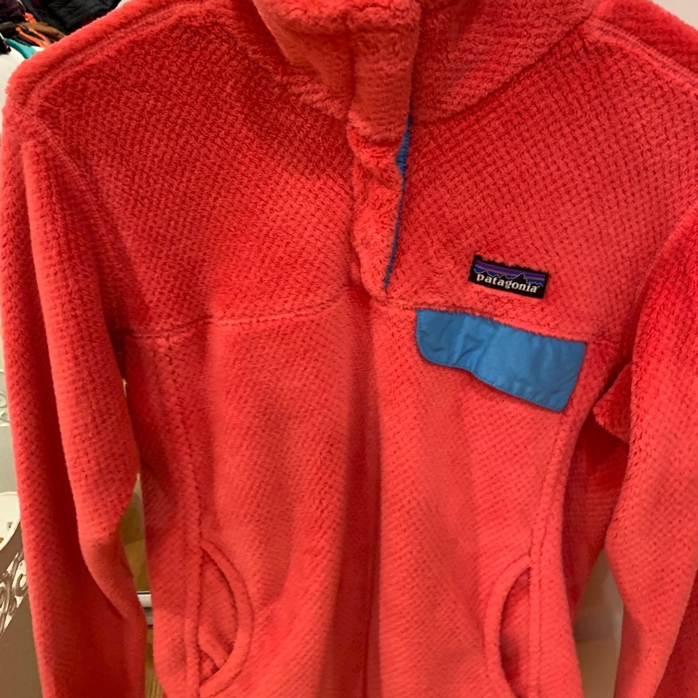 Adorable Patagonia pink fleece pull over!